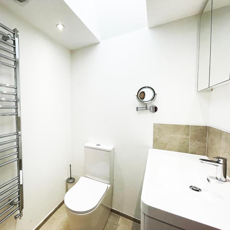 Whitley Old Garage Apartment Luaran gambar